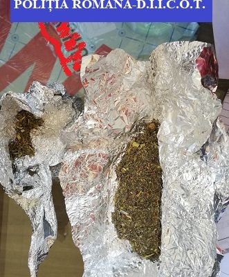 Tânăr prins și băgat la închisoare pentru trafic și deținere de droguri de mare risc