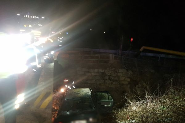 A ieșit în decor. Accident spectaculos la Priseaca