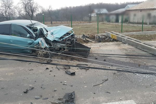 Accident spectaculos la Picior de Munte. A retezat un  stâlp de electricitate