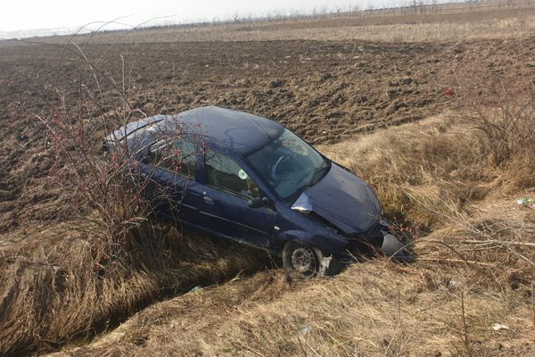 A ajuns direct pe câmp, cu mașina. Accident pe DN 61