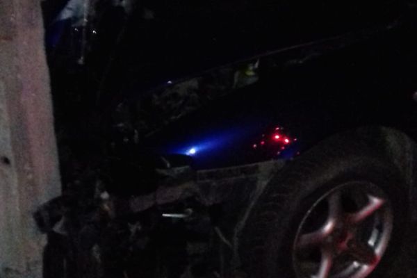 Teribilism adolescentin. Doi răniți și o mașină făcută praf, după ce au lovit un stâlp, la Lucieni