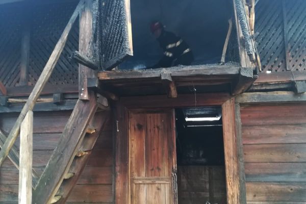 Foto-Video| Un incendiu a făcut ravagii la Cornești. Un bărbat a ajuns la spital cu arsuri de gradul II