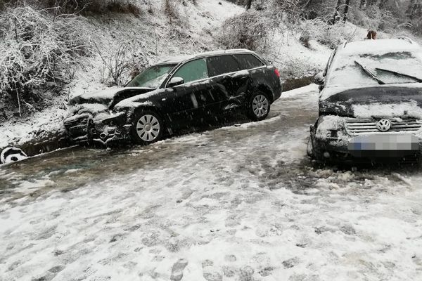 Mașină distrusă, după ce s-a izbit de un cap de pod. Șoferița a fugit de la locul accidentului