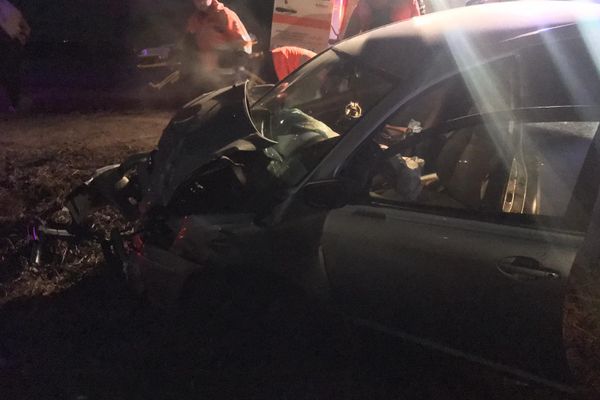 Coliziune între două mașini pe DN 7. Trei persoane sunt rănite