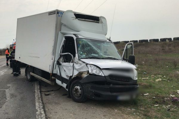 Accident pe DN 71. Două persoane sunt rănite, în urma unei coliziuni auto
