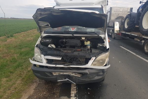 Panică pe DN 71! Trei autovehicule s-au ciocnit, după ce o roată de rezervă a căzut pe șosea