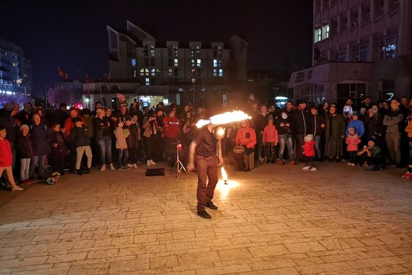 FOTO VIDEO „Ora Pământului”, sărbătorită cu muzică, foc și observații astronomice, la Târgoviște