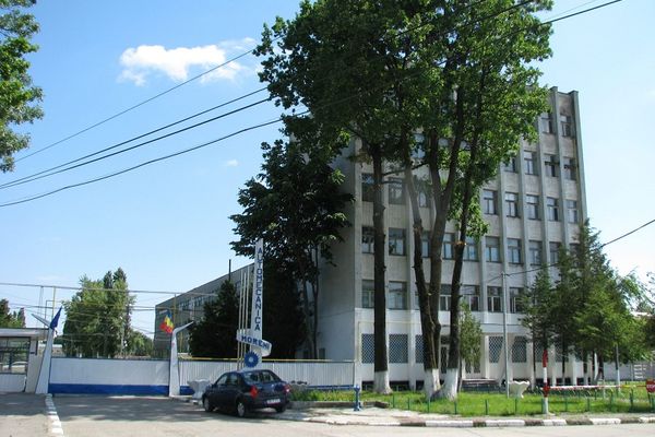 Automecanica din Moreni ar trebui să producă transportoare blindate, dar le repară pe cele stricate