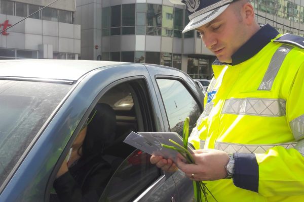 Au "recidivat". Flori, în loc de amenzi, de 8 martie, din partea polițiștilor din Dâmbovița