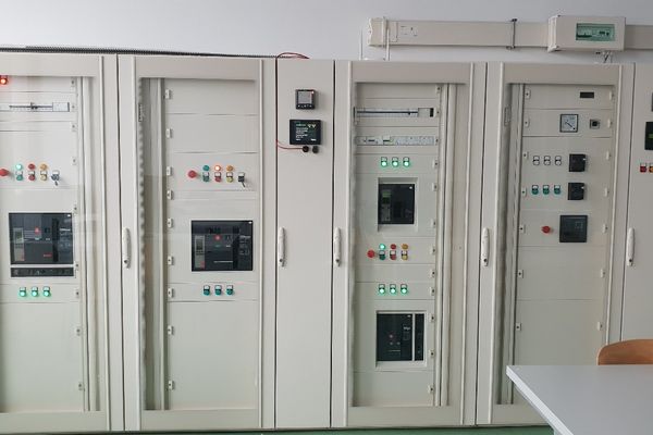 UVT are un laborator de Echipamente și Instalații Electrice