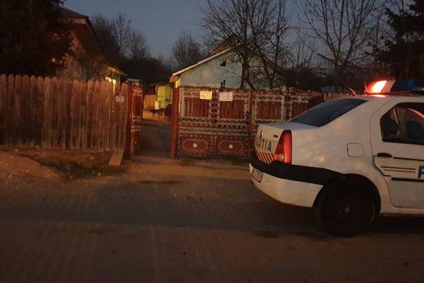 Un adolescent de 14 ani, găsit inconștient în baie
