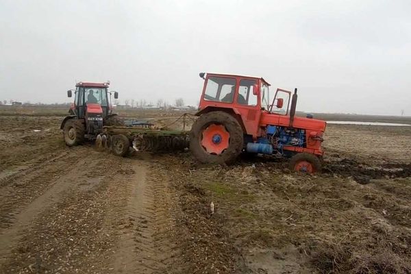 Bărbat accidentat grav, după ce propriul tractor a căzut peste el, la Pucheni