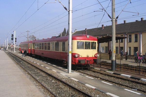 Circulație feroviară îngreunată, între staţiile Titu-Ghergani, din cauza hoților care au furat cablurile