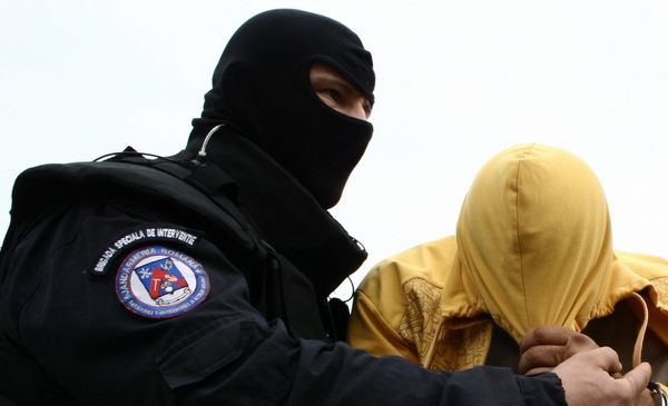 Urmărit internațional, identificat de polițiștii din Dâmbovița