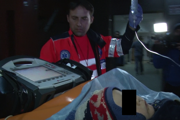 Un copil de nici doi ani, cu un cuțit înfipt în abodomen. Părinții, amândoi băuți, nu erau în preajmă