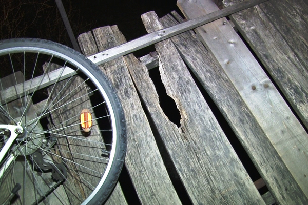 Primăria Brănești a blocat acccesul pe puntea pietonală de pe care a căzut un bărbat