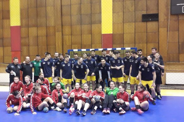 Foto-Video|Înghesuială la autografe, din partea componenților naționalei masculine de handbal