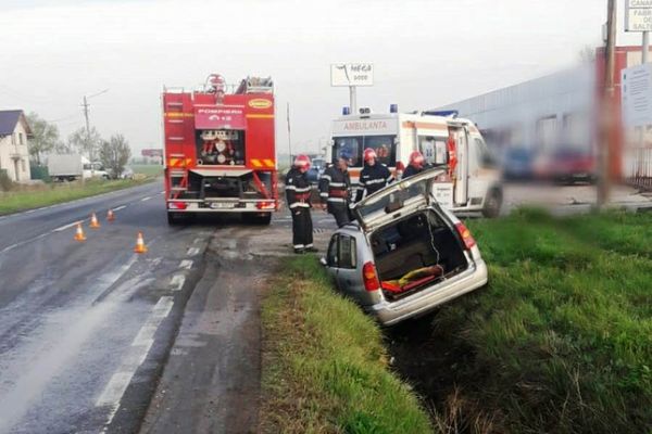 Impact violent. O persoană a scăpat cu viață după ce s-a răsturnat cu mașina într-un șanț