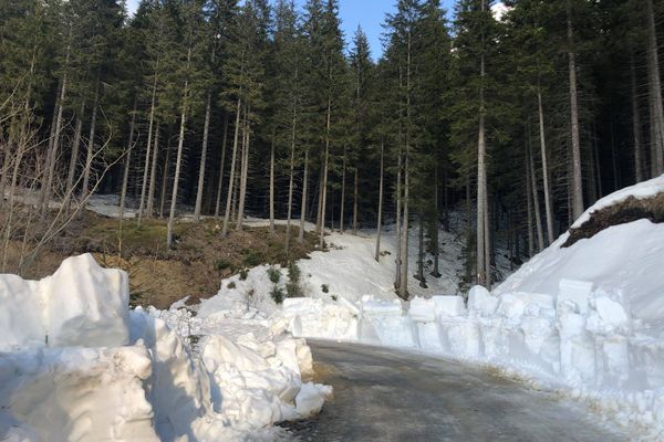 VIDEO Info util, înainte de Paște. În ce condiții se prezintă drumul care duce către zona Padina din Bucegi