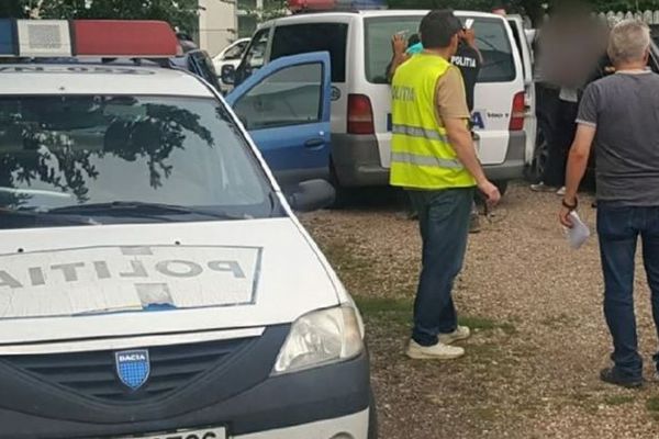 Un incendiu a cuprins două mașini, într-o parcare din Târgoviște