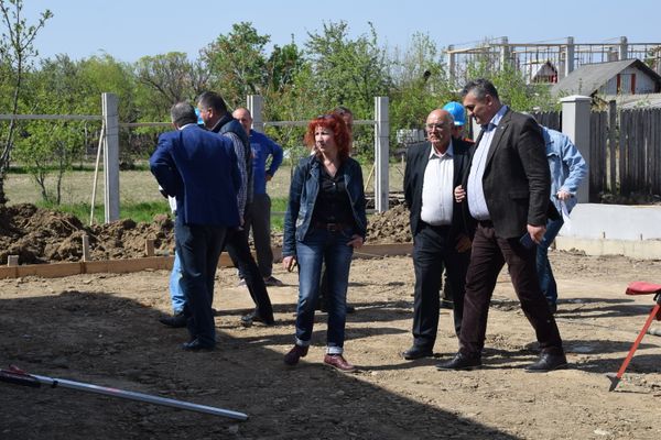 Zeci de edili, chemați la discuții la CJ Dâmbovița, pe subiecte fierbinți