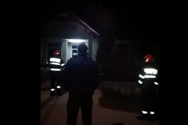 Nemulțumit că nu are asfalt pe uliță, un bărbat băut s-a urcat pe școală și a amenințat că se aruncă