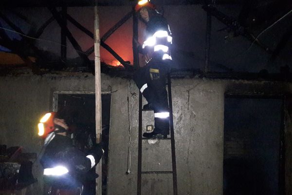 Șase tone de plante furajere mistuite de flăcări la Găești