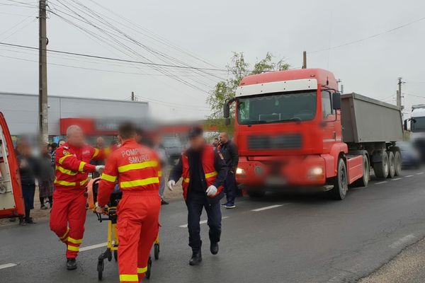 Femeie accidentată grav de un camion, la Crevedia, pe DN 1A