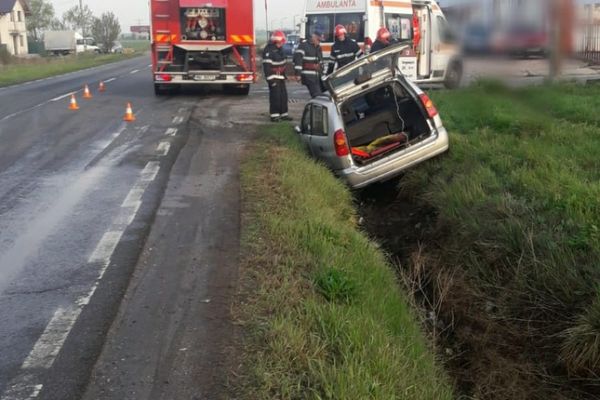 Șofer de 75 de ani rănit, după ce a ajuns cu mașina în șanț