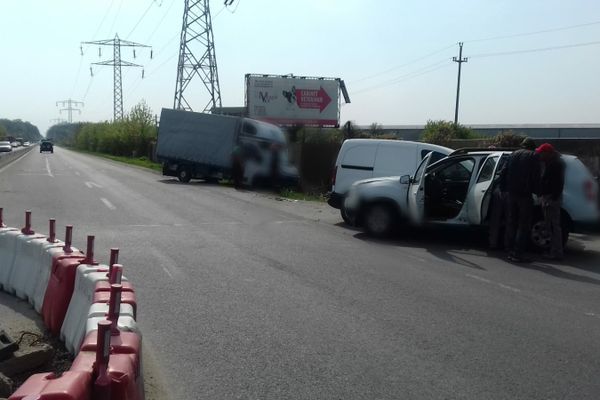Accident grav, cu trei mașini, în sensul giratoriu de la Gulia, pe DN 7