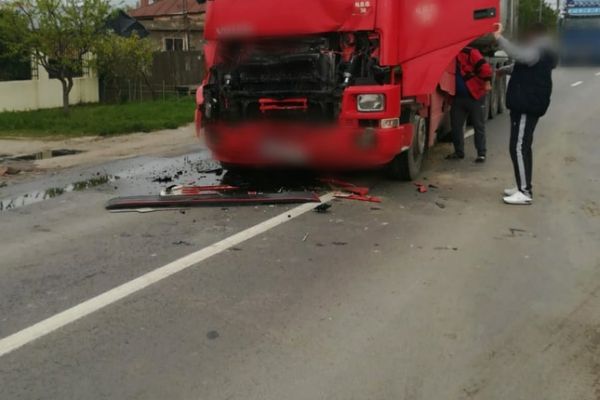 Coliziune între două camioane pe DN 1A. O persoană este rănită
