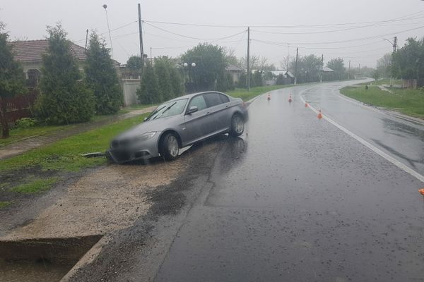 Ploaia face pagube. A ajuns în șanț, după ce a derapat pe asfaltul ud