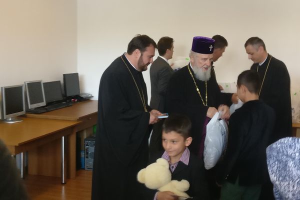 22 de copii au primit daruri din partea Arhiepiscopiei Târgoviște