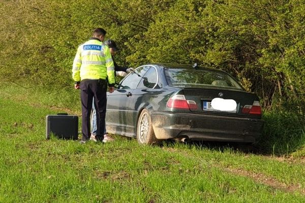Update| Nu a oprit la semnalul agenților și ulterior a abandonat mașina. Este căutat de polițiștii dâmbovițeni