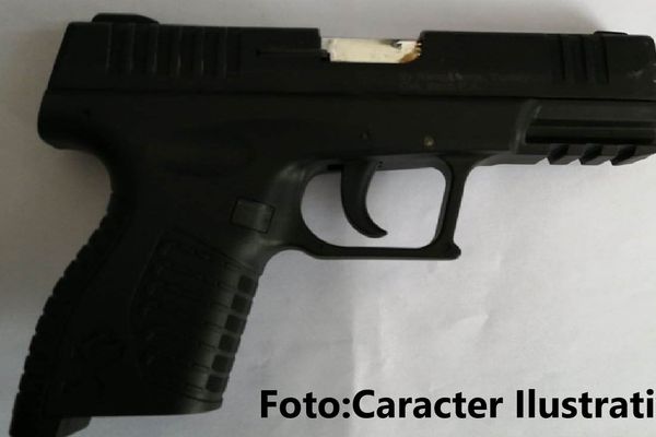 Tânăr din Potlogi prins de polițiști cu un pistol fără acte, asupra sa