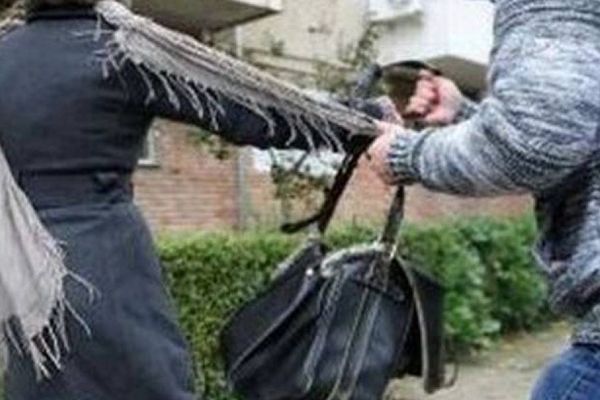 Femeie de 89 de ani, tâlhărită în plină stradă, în Târgoviște