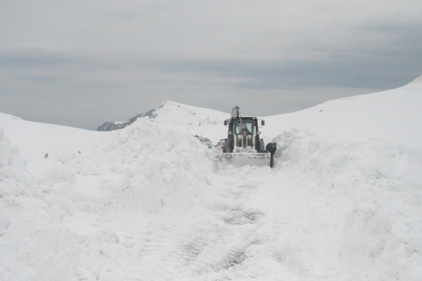 Turiștii nu se pot bucura de Transbucegi nici de Paște. Vântul puternic din ultimele zile a favorizat înzăpezirea Drumului Județean 713