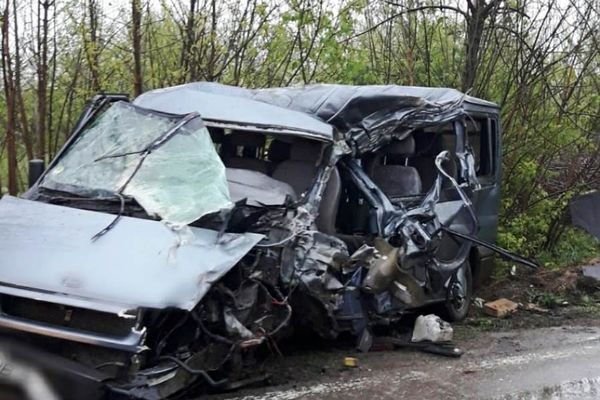 Ciocnire violentă între un TIR și un microbuz. 6 persoane au fost rănite