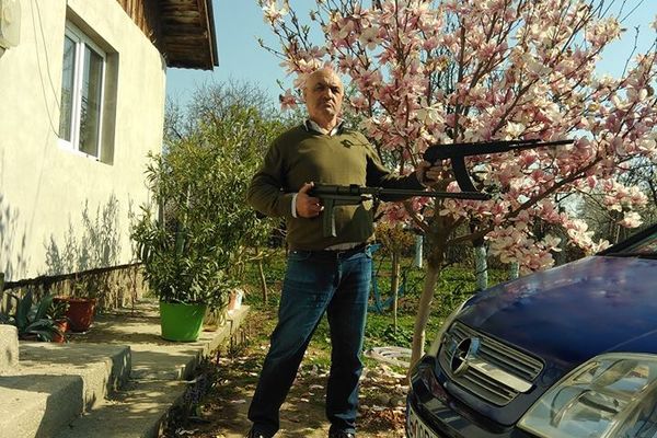 Consilier liberal din Dâmbovița, postări amenințătoare cu armament militar, pe facebook