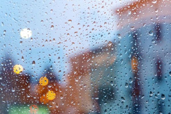 Meteorologii anunţă ploi şi lapoviţă până la sfârşitul săptămânii. Când se încălzeşte