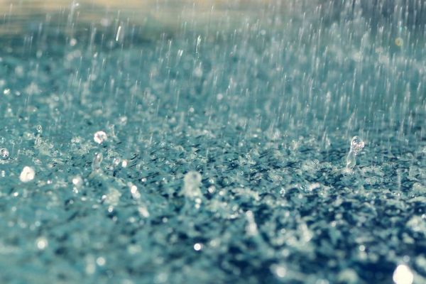 29 de judeţe au fost, din nou, avertizate. Va ploua torenţial până luni dimineaţa