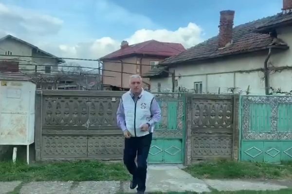 Video| Imagini virale. Senatorul Adrian Țuțuianu filmat împărțind pliante electorale de unul singur, în o comună dâmbovițenă