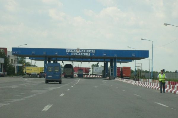 Târgoviștean urmărit pentru furt calificat, prins la vama Nădlac