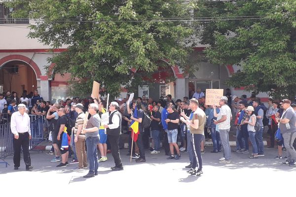 Foto-Video| Câteva zeci de protestatari au "bruiat" mitingul electoral de la Târgoviște