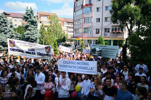 Peste 1.500 de elevi participă la Parada Absolvenților din Târgoviște