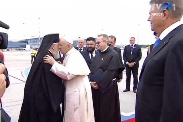 Papa Francisc întâmpinat de ÎPS Nifon, Mitropolitul Târgoviștei, la aeroport