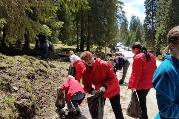 FOTO Hotelierii din Bucegi au strâns mizeria lăsată de turiști în munte