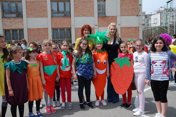 FOTO Elevii din Târgoviște s-au costumat în fructe, în cadrul unui concurs inedit