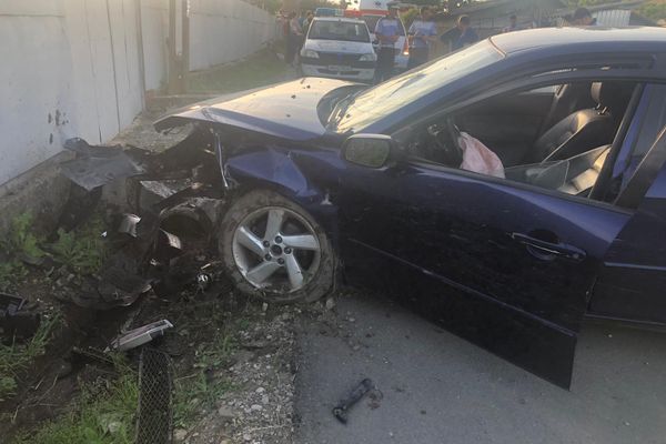 Băut și fără permis, un tânăr a ajuns cu autoturismul într-un cap de pod, la Comișani