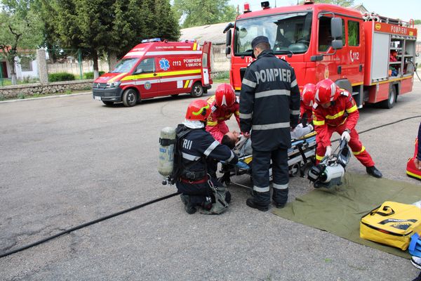 FOTO Deținuții de la Penitenciarul Găești, implicați într-un exercițiu tactic alături de ISU: cutremur și incendiu